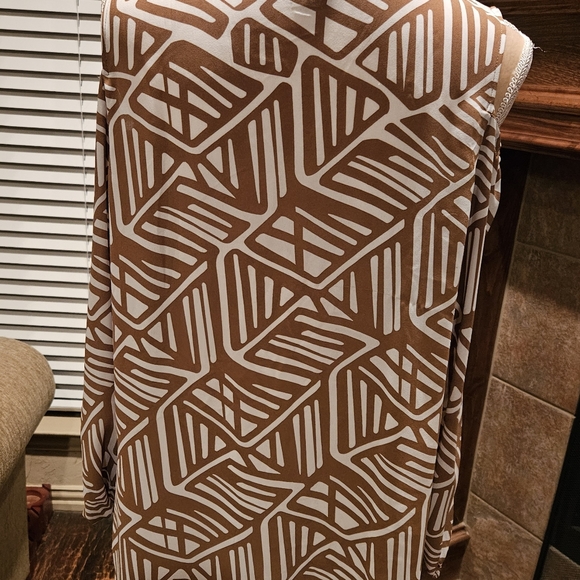 Chico’s Abstract Print Cold Shoulder Top Size 1 (M/8) - Picture 4 of 6